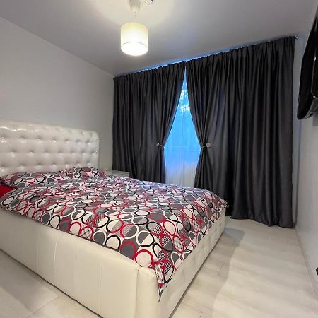 Апартаменти White & Elegant Luxury Apartament Крайова Екстер'єр фото