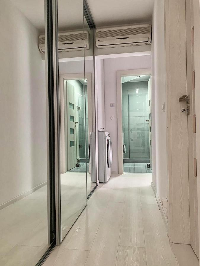 Апартаменти White & Elegant Luxury Apartament Крайова Екстер'єр фото