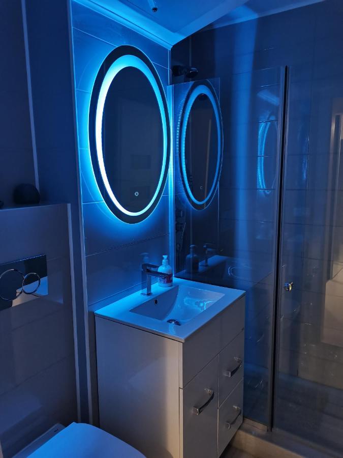 Апартаменти White & Elegant Luxury Apartament Крайова Екстер'єр фото