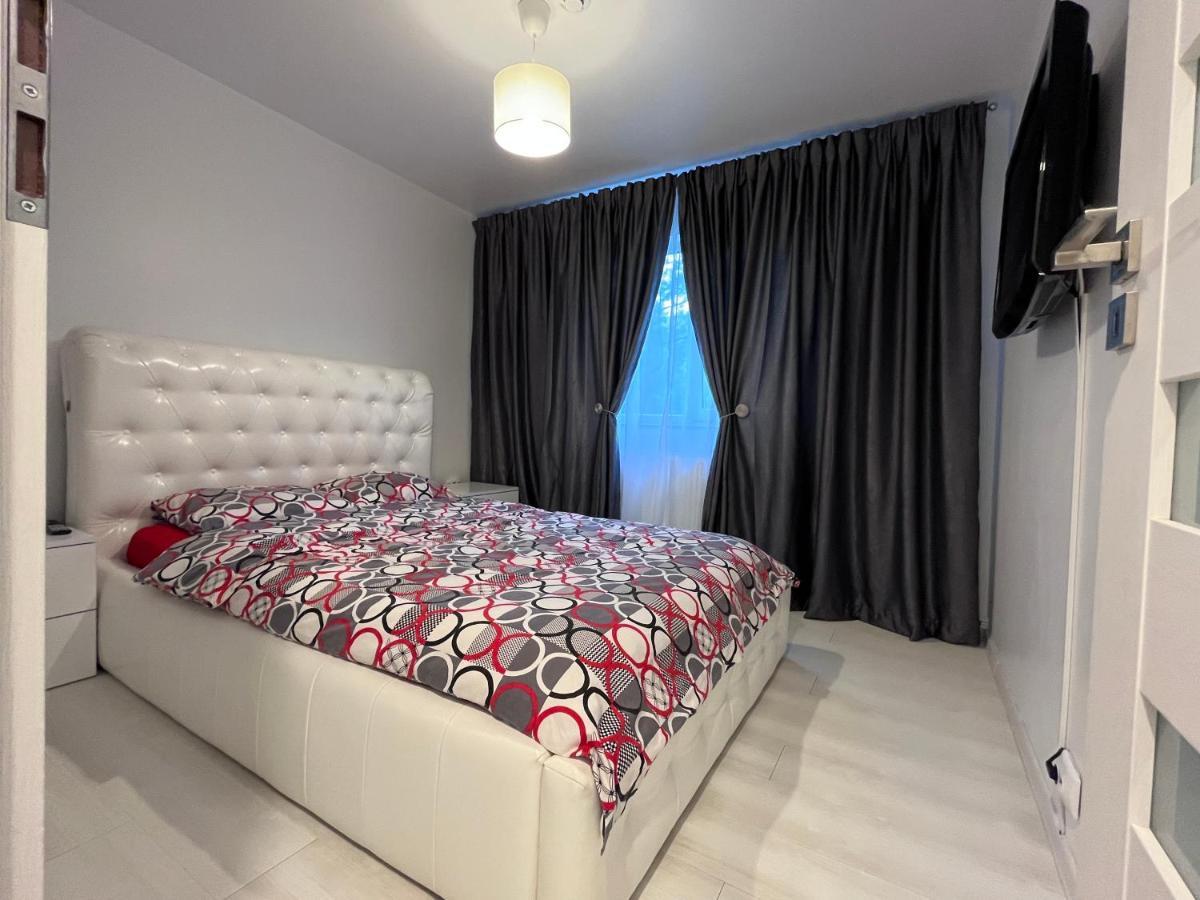 Апартаменти White & Elegant Luxury Apartament Крайова Екстер'єр фото