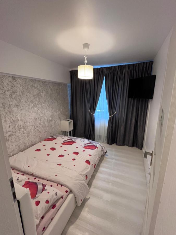 Апартаменти White & Elegant Luxury Apartament Крайова Екстер'єр фото